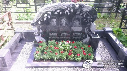 Многим будет по душе художественная резка камня по периметру памятника