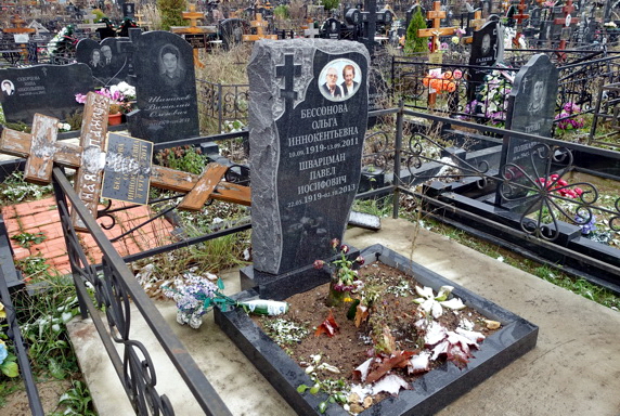 Узкое надгробье на двоих усопших и широкий прямоугольный цветник